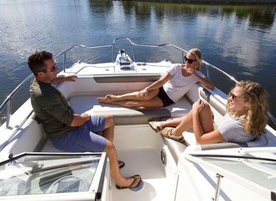 boat-charter-stern-view-crazy-crab-lil-blue